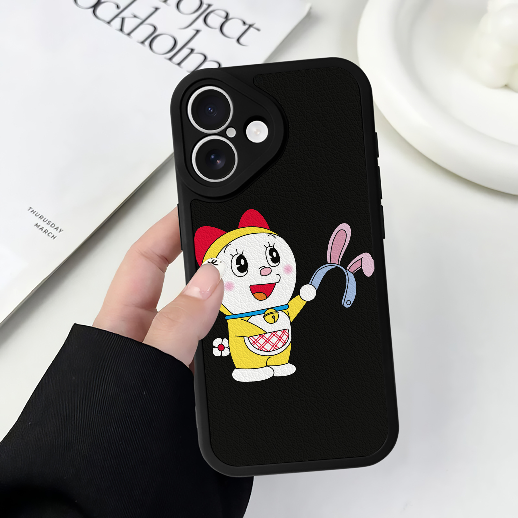 （画像用） ドラえもん ドラミ Doraemon Dorami 【iPhone 16シリーズ対応】シリコンスマホケース（レザー調） 材質：シリコン